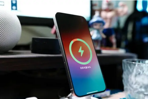 贾汪苹果15换屏服务分享用什么充电器给iPhone15充电更好 